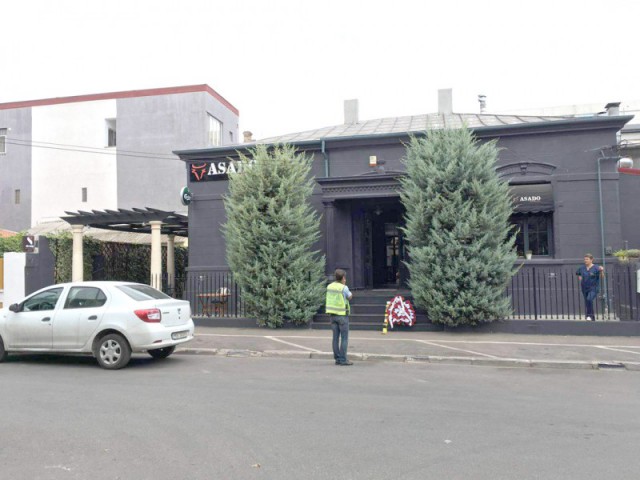 SCANDAL! Fiul fostului MINISTRU Mănescu, BĂTUT de PATRONUL unui restaurant din Constanţa