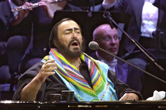 Viaţa cu „monstrul“ Pavarotti: mâncarea, haremul şi „duşmanii cei proşti“