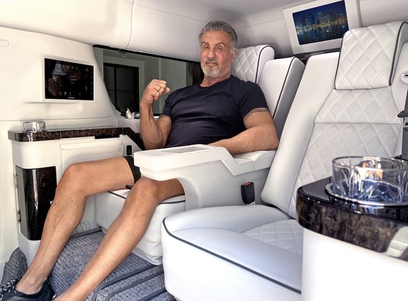 Stallone își vinde mașina cu 500.000 dolari. Cum arată luxosul Cadillac personalizat