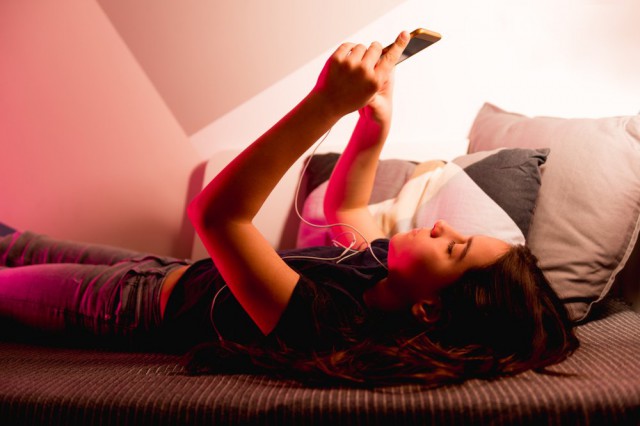 Ce riscuri are copilul tău dacă stă cu ochii în ecranul telefonului înainte de culcare