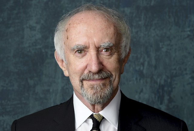 Jonathan Pryce îl va interpreta pe prinţul Philip al Marii Britanii în următoarele sezoane ale serialului „The Crown“
