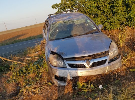 O șoferiță a ATERIZAT cu mașina în CÂMP!