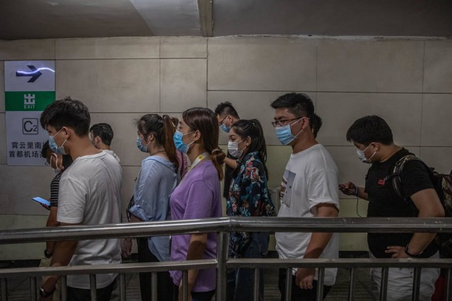 Coronavirus: OMS avertizează că persoanele tinere asimptomatice sau cu simptome uşoare răspândesc virusul