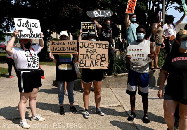 Proteste după ce poliţia a împuşcat un bărbat de culoare: centrul oraşului Kenosha din Wisconsin este în flăcări