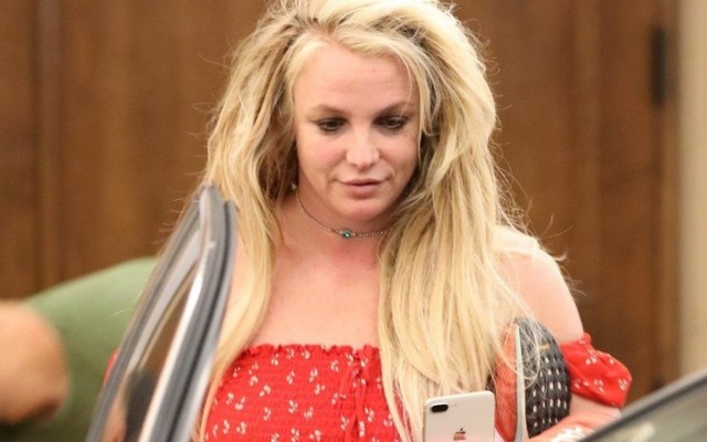 Britney Spears solicită în instanţă revocarea tutelei tatălui său