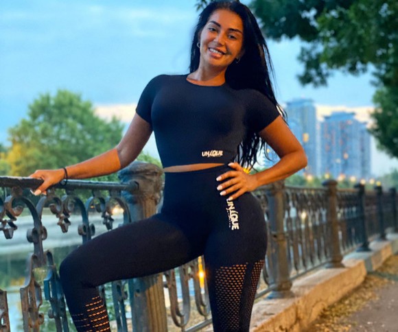 Ce sexy este Elena Ionescu cu noii sâni! Nu şi-a pus însă silicoane, ci a apelat la o metodă mult mai uşoară