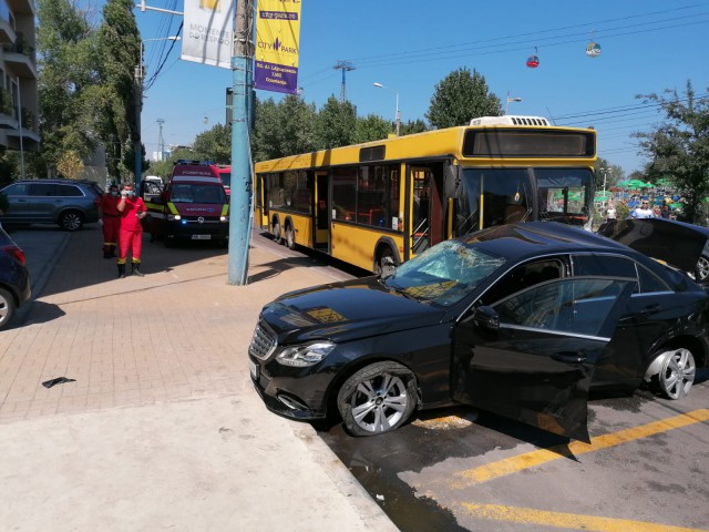 ACCIDENT la intrare în MAMAIA. Un AUTOBUZ CT Bus şi un MERCEDES, implicate