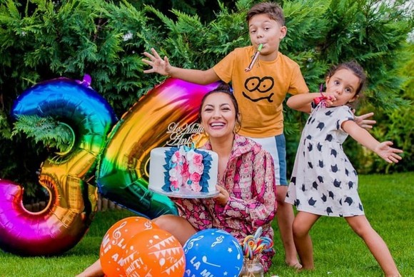 Andra a împlinit 34 de ani. Artista, răsfățată de copii și de Cătălin Măruță cu două torturi superbe