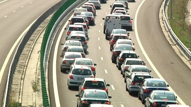 ACCIDENT RUTIER pe A2: A depășit un CONVOI MILITAR și i-a explodat un PNEU