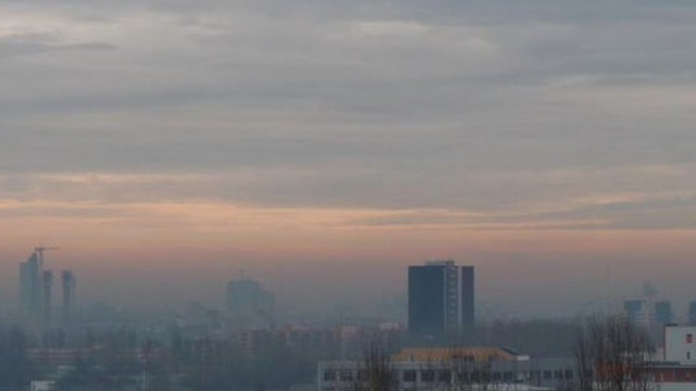 Cameră: Cei care au locuit 30 de ani în zone poluate ies mai devreme la pensie cu doi ani