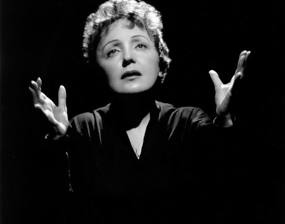 Abandonată de mama alcoolică, Edith Piaf n-a renunţat niciodată la fetiţa născută la doar 17 ani
