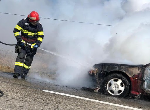Incendiu în localitatea Tuzla. Un autoturism a luat foc