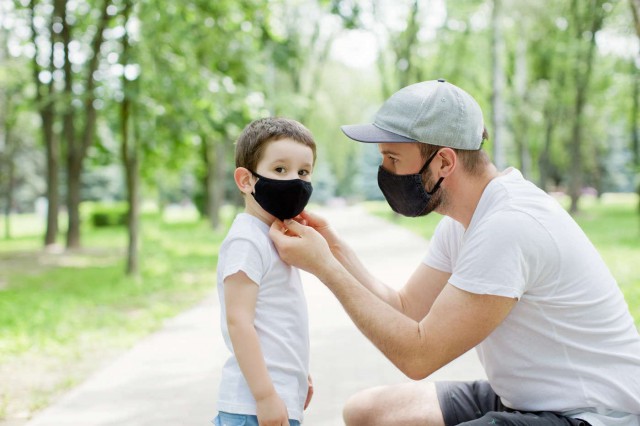 Măștile chirurgicale cu 3 straturi și cele de bumbac pot reduce transmiterea infecției cu SARS-CoV-2