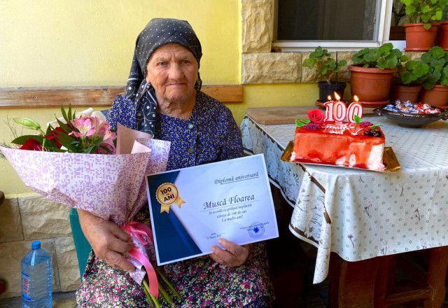 Primăria Medgidia a premiat o femeie ce a împlinit 100 de ani