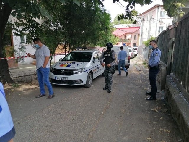 O femeie a PRIMIT un COLET SUSPECT: Au INTERVENIT MASCAȚII