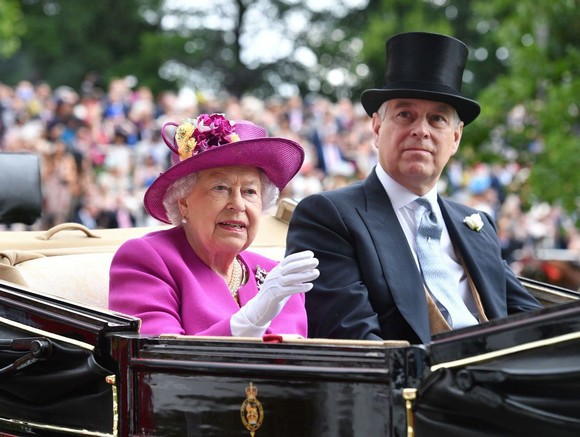 Regina Elisabeta nu se mai întoarce la Buckingham. Cine îi ține locul