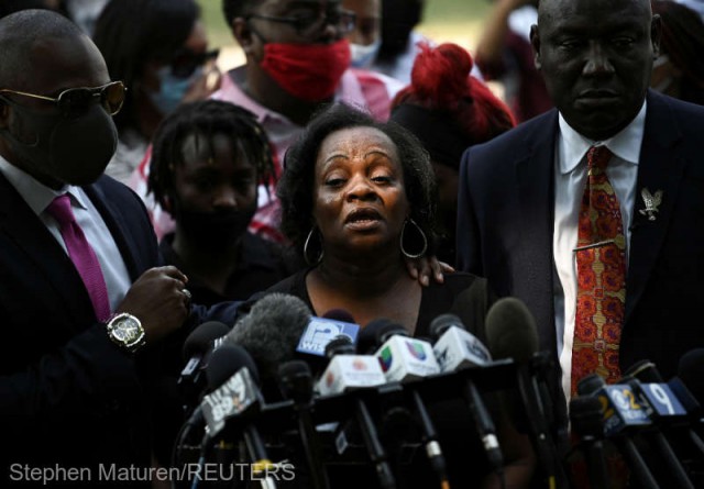 SUA: Mama afro-americanului Jacob Blake, împuşcat de poliţişti, face apel la calm