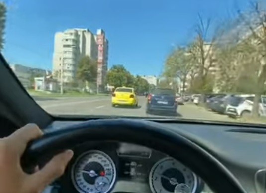 Un INCONŞTIENT face SLALOM printre maşini, pe bulevardele din Constanţa, cu peste 80 de km/oră