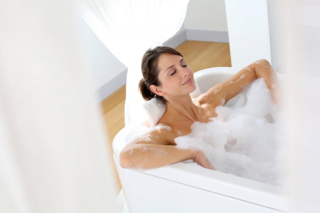 8 trucuri pentru o baie relaxantă