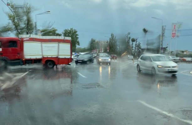 Un autoturism a luat foc în Mamaia