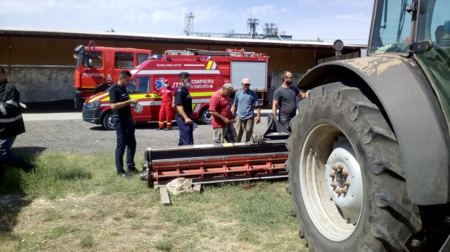 Persoană PRINSĂ sub TRACTOR, în Comana
