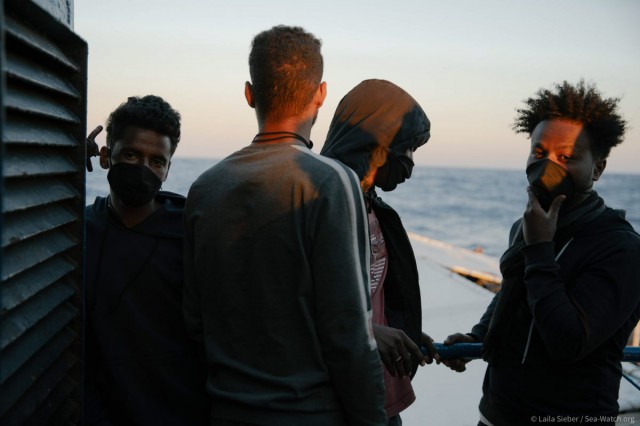 Italia: Peste 350 de migranţi, transferaţi la bordul unei nave pentru carantină