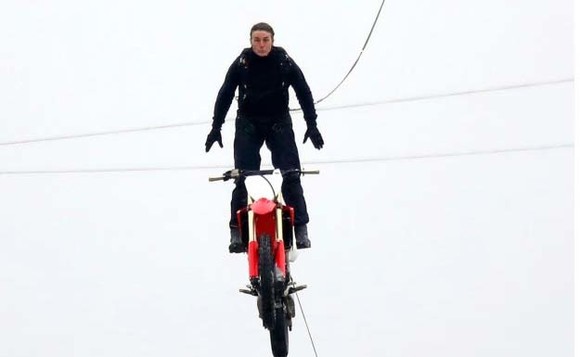 Tom Cruise se joacă iar cu moartea. A repetat o cascadorie extrem de periculoasă