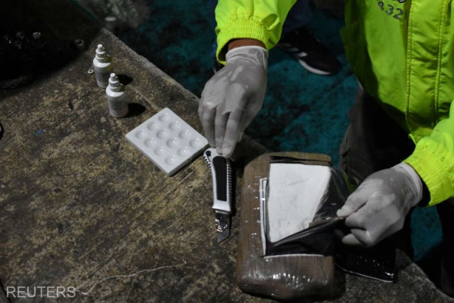 Grecia: Un transport de cocaină de 105 kilograme, descoperit de vameşi cu ajutorul unui câine în portul Patras