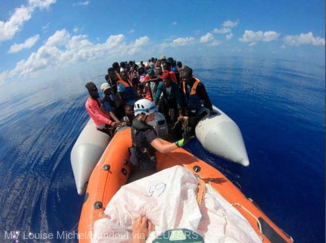 Garda de Coastă italiană a evacuat 49 de persoane de pe nava de salvare închiriată de Banksy, care lansase un apel la ajutor