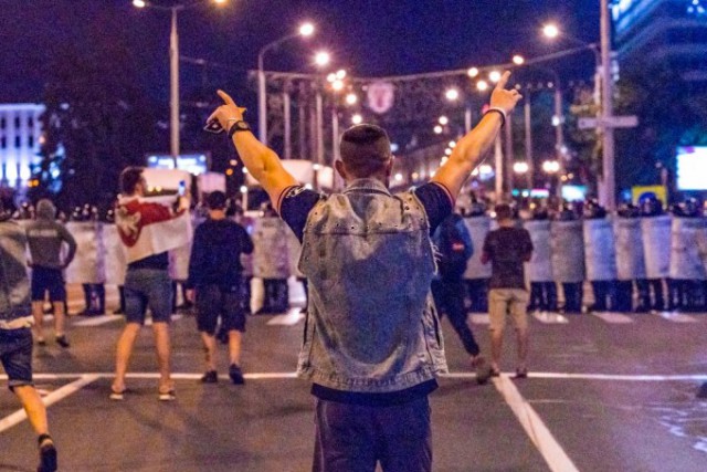 Belarus: Aproximativ 20 de jurnalişti care se pregăteau să relateze de la un protest au fost arestaţi