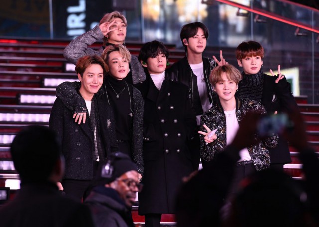 Hitul „Dynamite“ al grupului K-pop BTS, nr. 1 în topul „Billboard Hot 100“