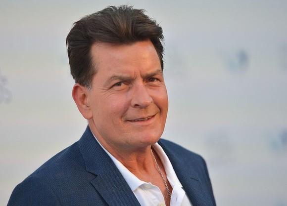 Charlie Sheen, o viaţă asezonată cu droguri, violuri, HIV şi un glonţ ce a rănit-o pe soţia lui John Travolta