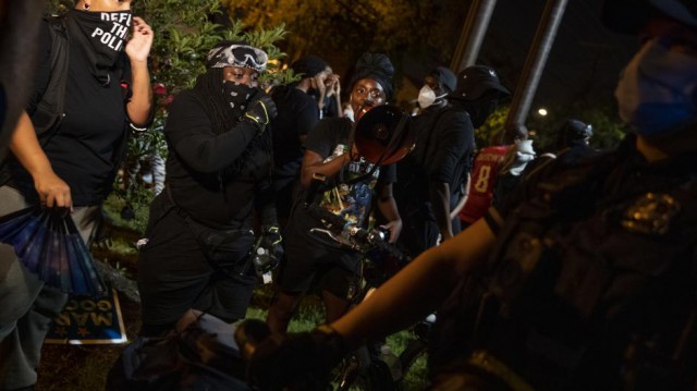 Prima înregistrare video conform noii legi din Washington: un poliţist alb împuşcă mortal un afro-american