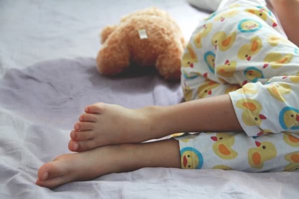 Copilul încă face pe el noaptea? Iată câteva trucuri eficiente