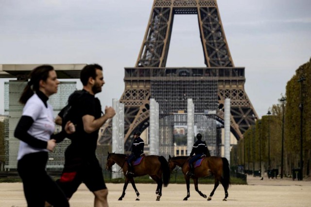 Coronavirus: Parizienii vor putea alerga şi merge cu bicicleta fără mască