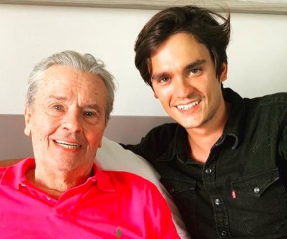 Fiul lui Alain Delon, de urgență la spital! Actorul este îngrijorat pentru sănătatea tânărului