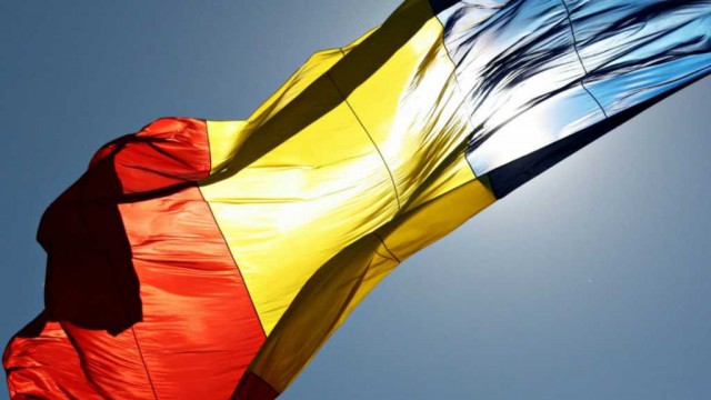 Senat: Profanarea drapelului României, pedepsită cu închisoare de la 6 luni la 3 ani