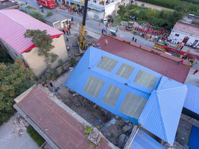 China: Cel puţin 17 morţi în urma prăbuşirii unui imobil în care se afla un restaurant