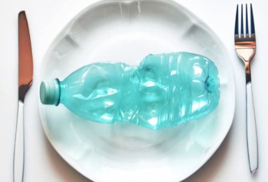 Microparticule de plastic au fost găsite de cercetători în toate ţesuturile umane studiate