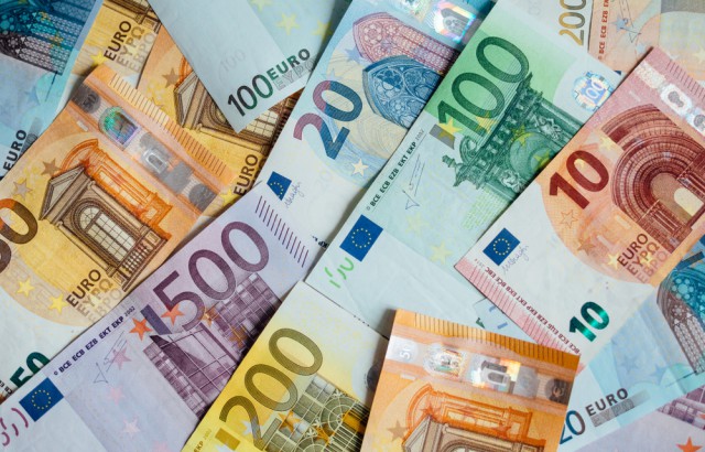 Sondaj: Preferinţa europenilor pentru plăţile cash, în scădere cu 7% în 2020