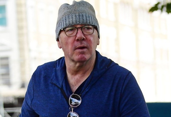 Kevin Spacey, transformare șocantă: Umblă camuflat, iar pe deget 