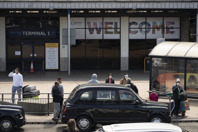 Poliţia britanică a arestat doi suspecţi de terorism pe Aeroportul Stansted din Londra