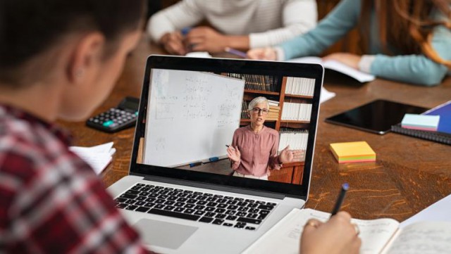 PROFESORII vor fi EVALUAŢI dacă sunt PREGĂTIŢI să PREDEA ONLINE!