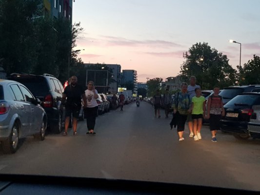 ADIO, COVID-19! HĂRMĂLAIE GENERALĂ pe FALEZA din MAMAIA! VIDEO