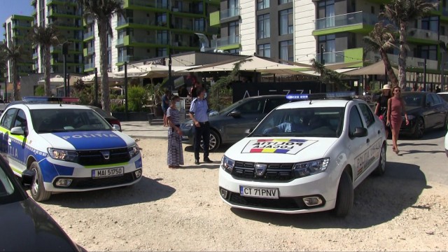 POLIŢIŞTII VÂNEAZĂ comercianţii AMBULANŢI de pe PLAJĂ