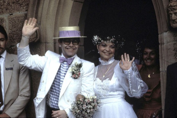 Fosta soţie a lui Elton John a încercat să se sinucidă în luna de miere. Artistul îi spusese să plece