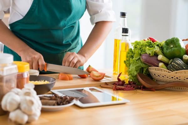Trucuri care te ajută să găteșți mai rapid și mai sănătos