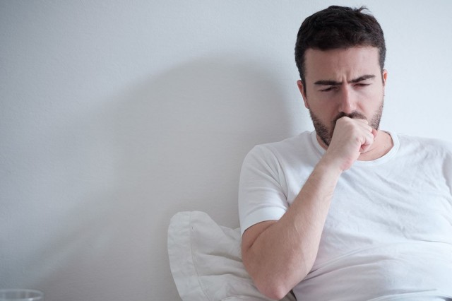 Tusea cu mucus alb: ce o provoacă și când să mergi la medic