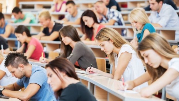 Coronavirus: Marea Britanie se teme că reînceperea anului universitar va duce la o escaladare a contagierilor