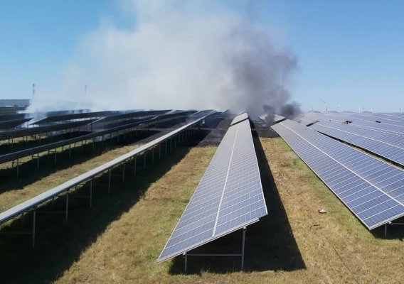 Incendiu într-un parc cu panouri fotovoltaice, în apropiere de Babadag